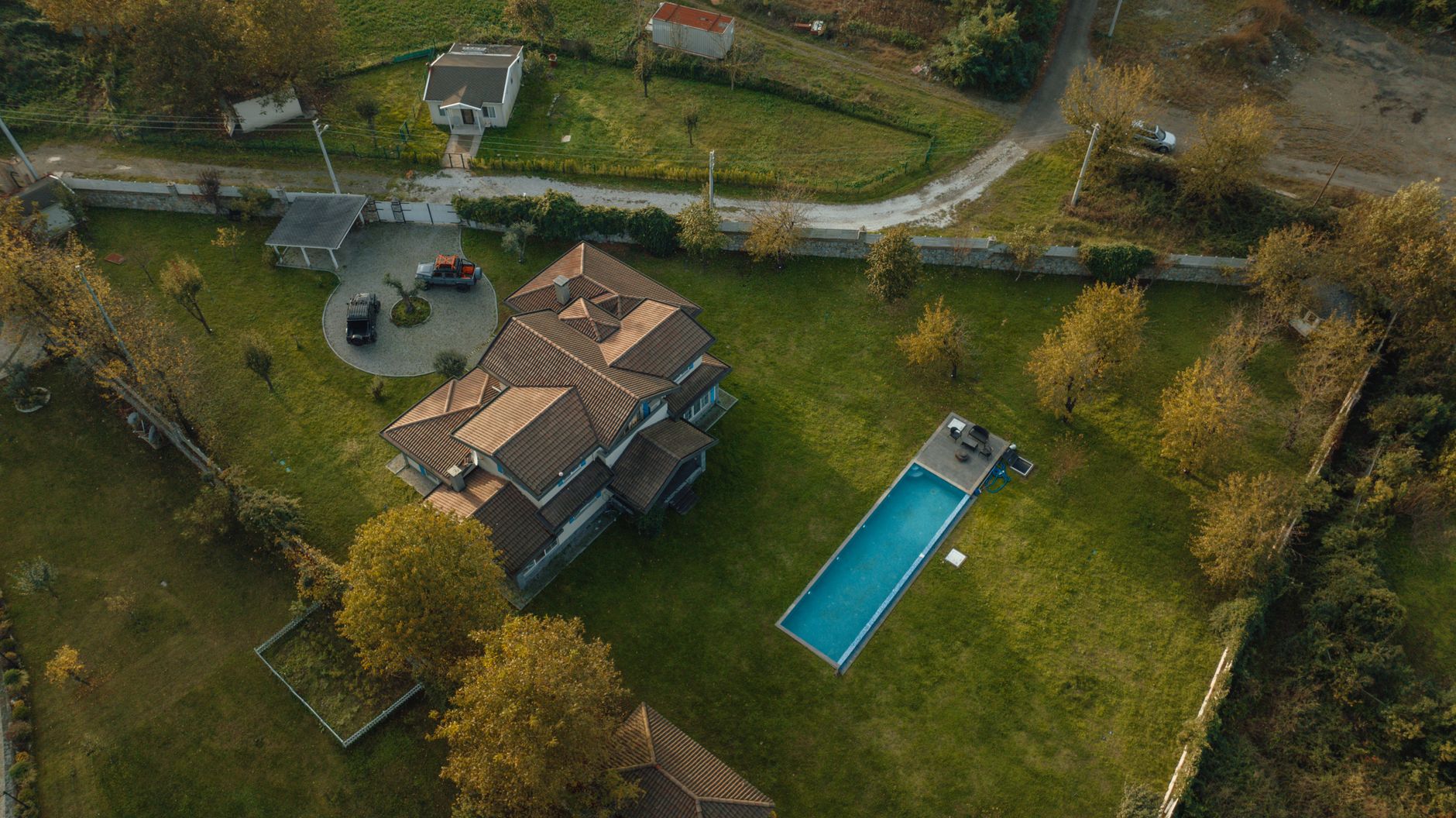 Aerial view of a villa with a swimming pool in the rural landscape of İzmit, Türkiye.